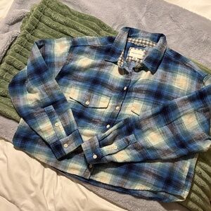 EUC Women’s AE Outfitters Cropped Blue/Cream Plaid Flannel Shirt Size L
